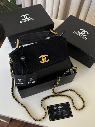 ✨ شنطة شانيل المخمل الفاخرة – أسود بلمسة ذهبية 🖤�...