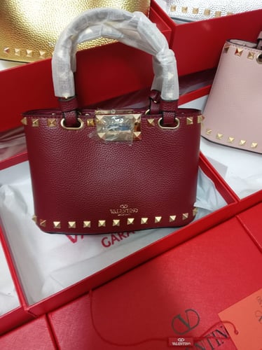 ✨ شنطة فالنتينو الفاخرة – خمري بتفاصيل ذهبية ❤️💎�...