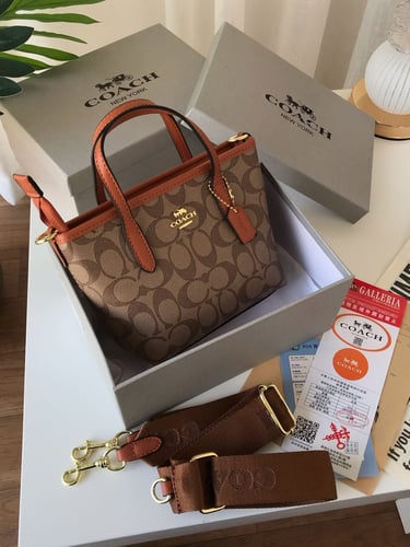 شنطة كوتش ميني كلاسيك بني بلمسة جملي أنيقة