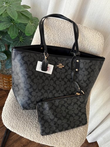 شنطة كوتش (Coach) توت مونوغرام مع محفظة مرفقة