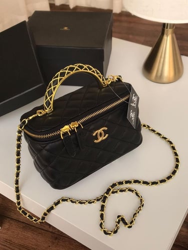 شنطة شانيل كروس بودي مبطنة – أسود فاخر 🖤✨