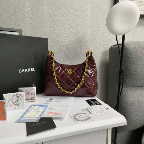 شنطة شانيل كتف جلد لامع مبطن بسلسلة ذهبية – عنابي...