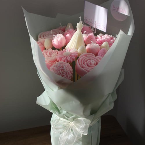 باقة ورد الشموع بألوان ناعمة مع شمعة العروسة