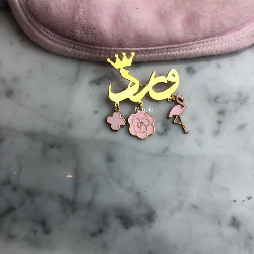 بروش مطلي ذهب و3 فصوص مع تاج