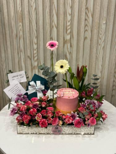 تنسيق زهور بهدية مع كيكة مميزة