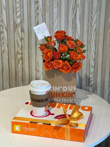 أزهار مع قهوة من دانكن