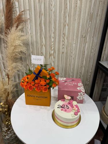 باقة ورد وهدية مع كيك