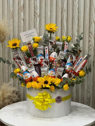 صندوق مزين بالورد والشوكولاتة