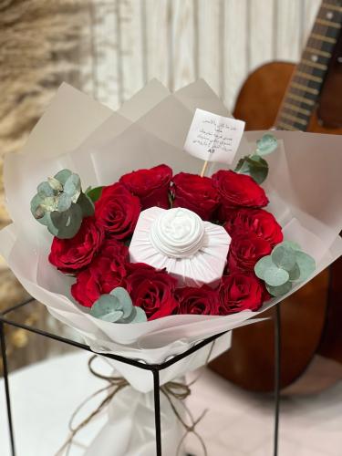 بوكيه ورد يحتوي على هدية بتغليف قماشي