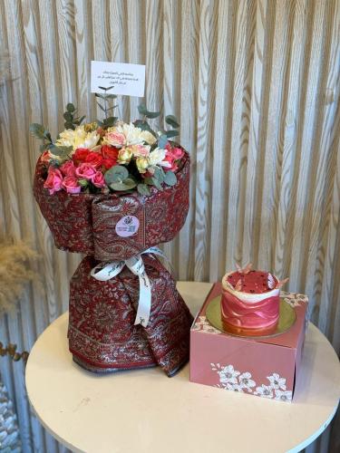 باقة زهور فاخرة مع كيكة مميزة