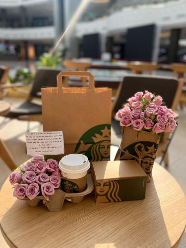 أزهار مع قهوة من ستار بكس