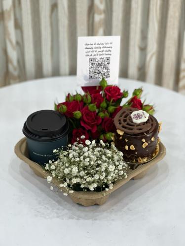 أزهار مع قهوة وحلى