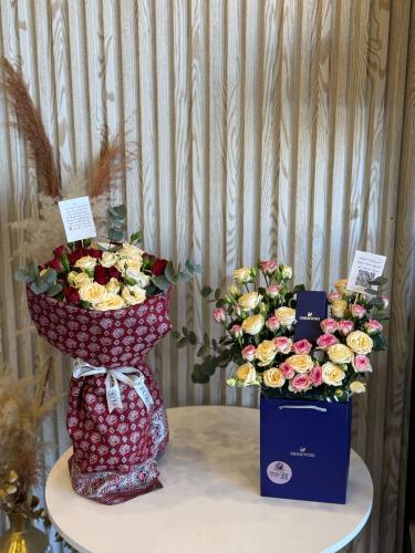 باقتان من الزهور المتنوعة