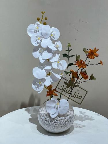 باقة زهور مع فازة فاخرة