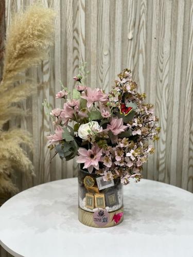 تزيين زهور متنوعة مع هدايا مرفقة