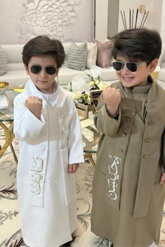 دقلة اطفال مع ثوب للعيد بتصميم فريد