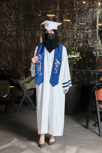 عباية تخرج قماش كريب لون ازرق وابيض بالاسم مع سنة...