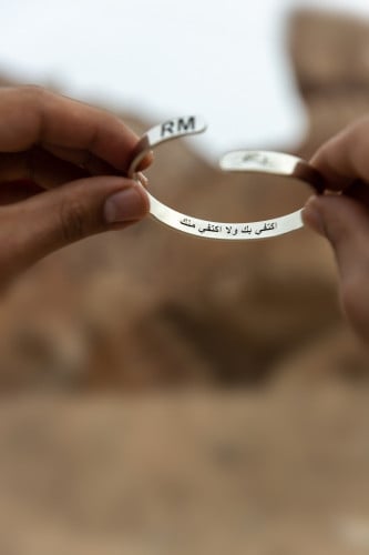 سوارة بالحروف مع رسمة ماسكين يد بعض من اختيارك -مت...