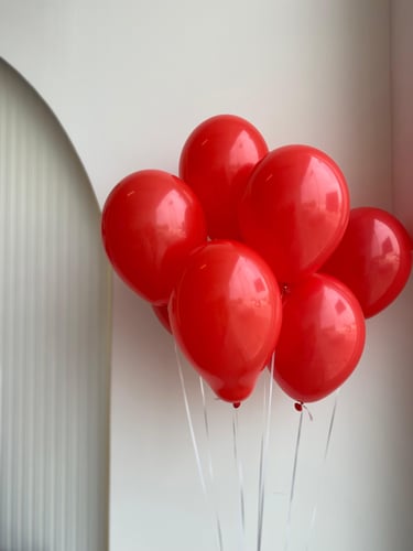 مجموعة من 8 بالونات هيليوم باللون الأحمر، تعبر عن...
