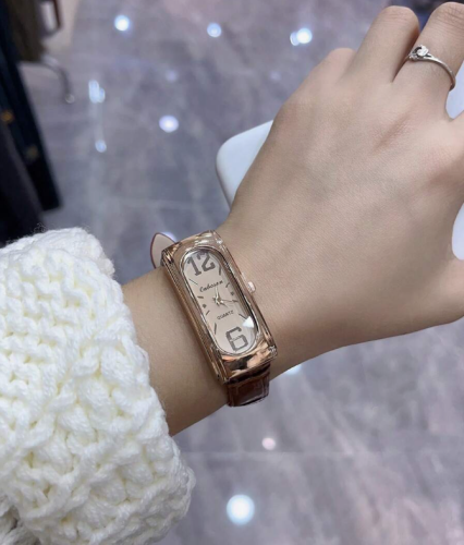 ساعة يد للنساء مستطيلة