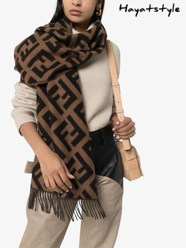 سكارف صوف بني