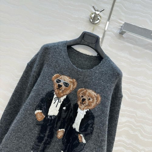 بلوفر صوف بتطريز دب كلاسيكي