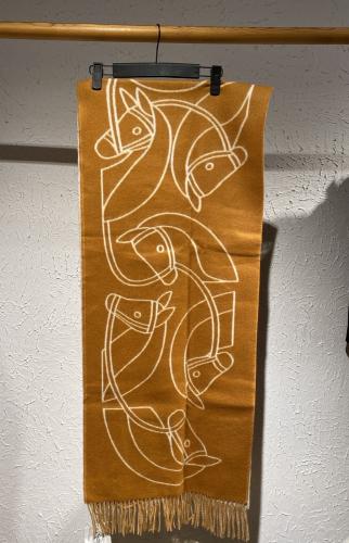 سكارف نقوش خيل