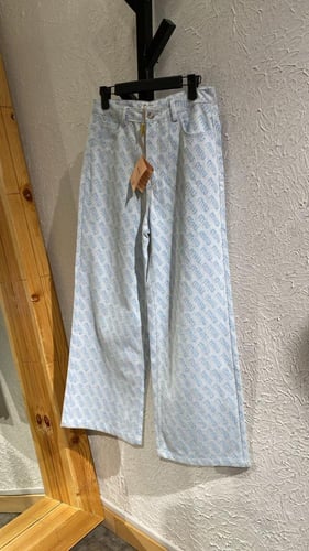 بنطلون جينز سماوي بنقشة حروف متكررة