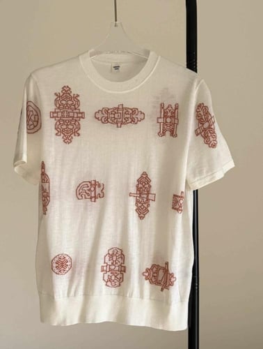 بلوزة قطنية ناعمة بزخارف كلاسيكية راقية