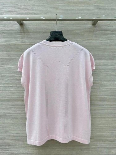 بلوزة قطنية ناعمة بتطريز شعار هادئ.