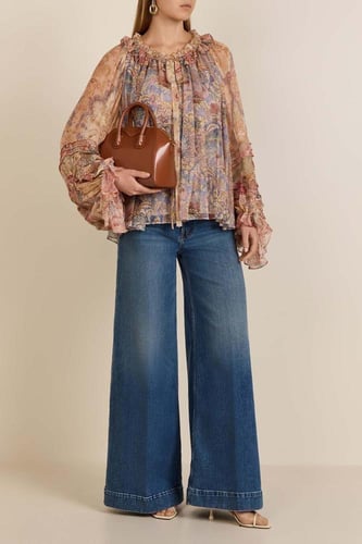 بلوزة كتان كريمي بنقوش زرقاء وأكمام منفوخة