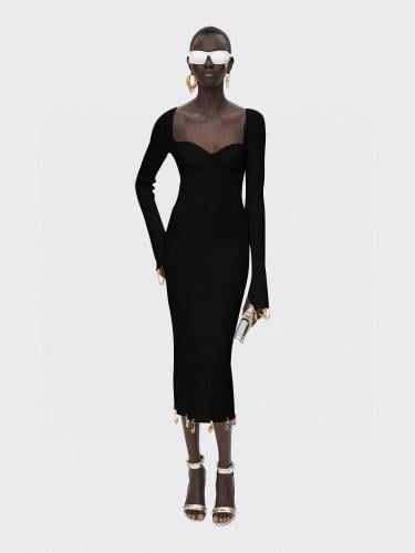 فستان أسود بفتحة صدر واسعة