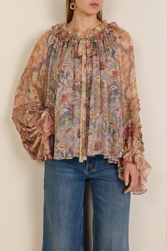 بلوزة كتان كريمي بنقوش زرقاء وأكمام منفوخة