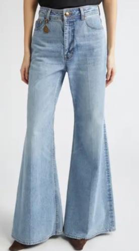 بنطال دنيم فاتح بتصميم عصري وأرجل فضفاضة