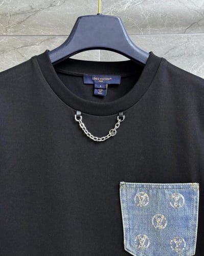 تيشيرت نسائي أسود بجيب جينز وسلسلة