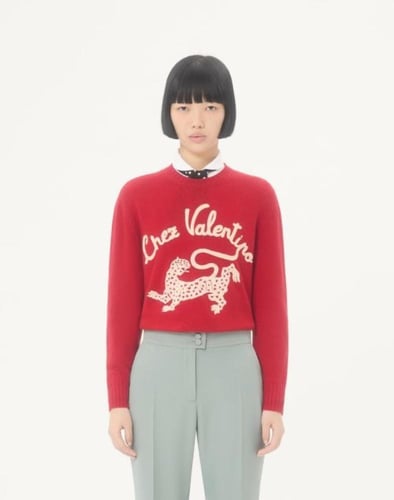 بلوفر صوف أحمر بتطريز نمر أبيض