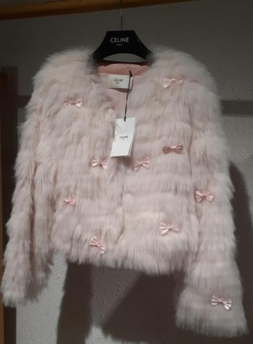 جاكيت فرو وردي قصير مزين بفيونكات