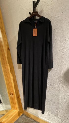 فستان أسود ميدي ناعم بياقة بولو 01