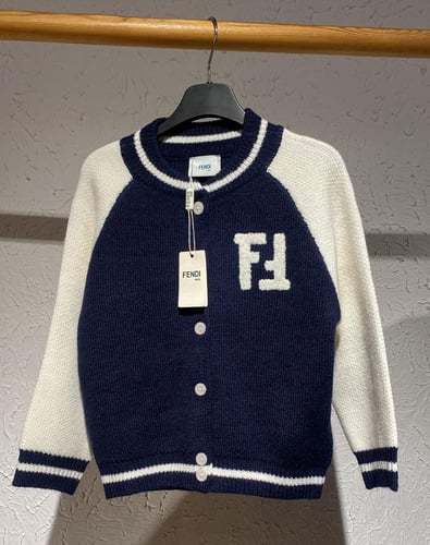 كنزة صوفية للأطفال بأزرار وتصميم لافت