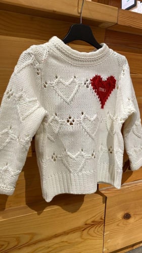 كنزة صوفية بيضاء بنقشة قلوب حمراء