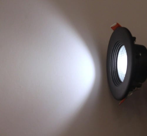 اضاءة داخلية 3" (7.5cm) اطار اسود/ابيض 7W