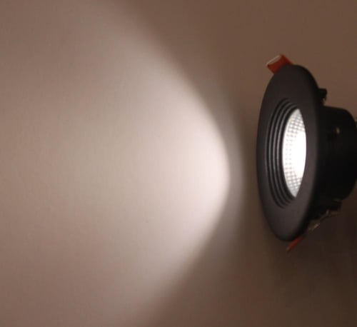 اضاءة داخلية 3" (7.5cm) اطار اسود/ابيض 7W