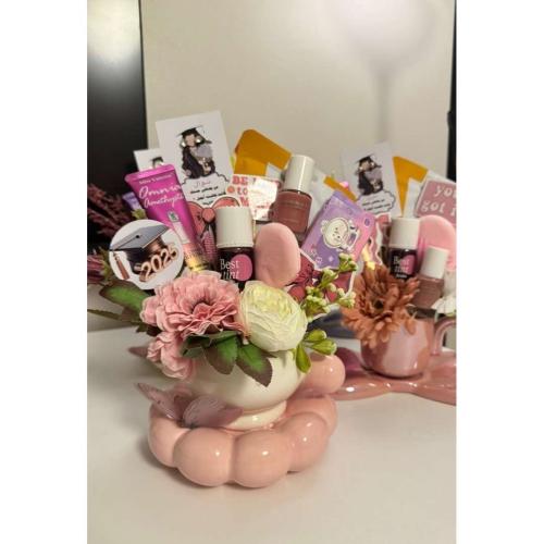 كوب مع باقه ميك اب