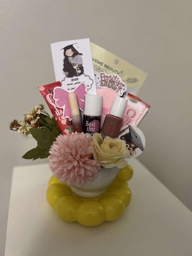 كوب مع باقه ميك اب