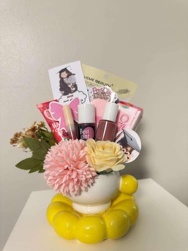 كوب مع باقه ميك اب