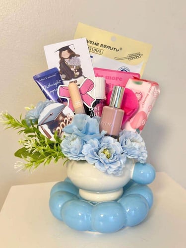 كوب مع باقه ميك اب