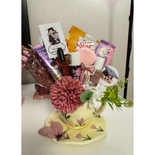 كوب مع باقه ميك اب