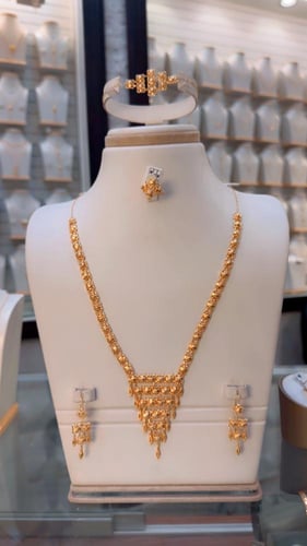 بكج العروس يتكون من 14 قطعه فاخره ذهب صافي عيار 21