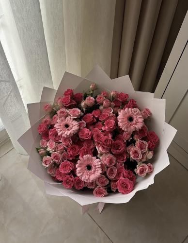 بوكيه فوشي وبينك ٢٣ غصن بيبي روز وجرابيرا