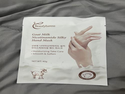 Hand moisturizing mask with milk and rice